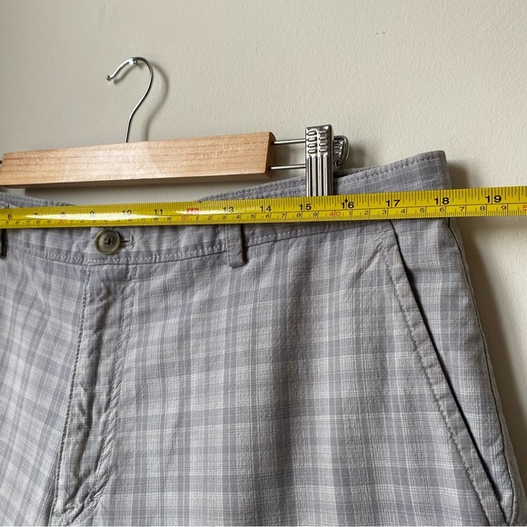 Calvin Klein Light Gray Checkered Golf Men's Shorts - Picture 3 of 6